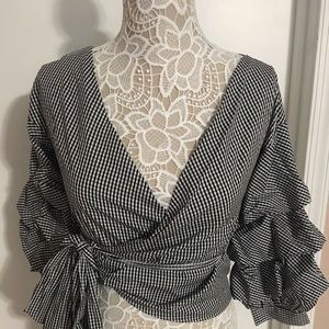 Gingham balloon sleeved wrapped shirt.